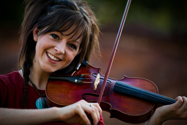 Ragazza che suona il violino e sorride