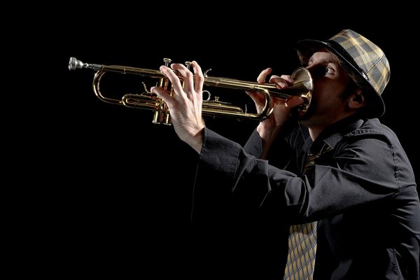 L uomo con il cappello sta scherzando con il tubo