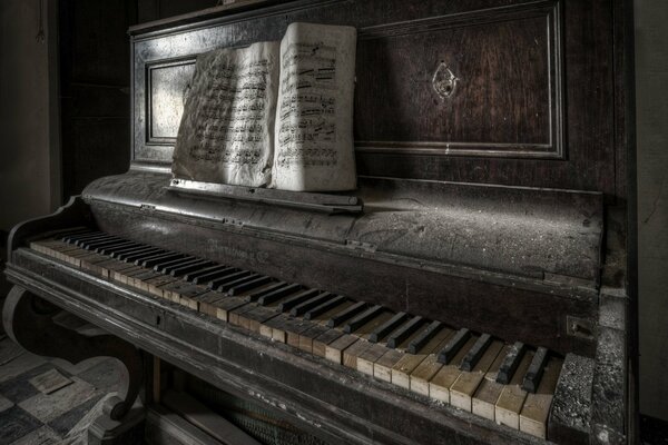 C è un vecchio pianoforte con note ingiallite