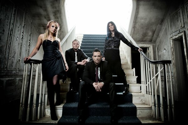 Gruppo Skillet musicisti sui gradini