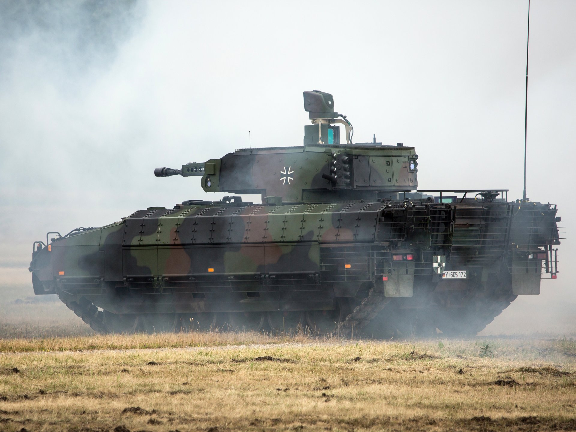 puma schützenpanzer tedesco corazzato veicolo da combattimento di fanteria fumo