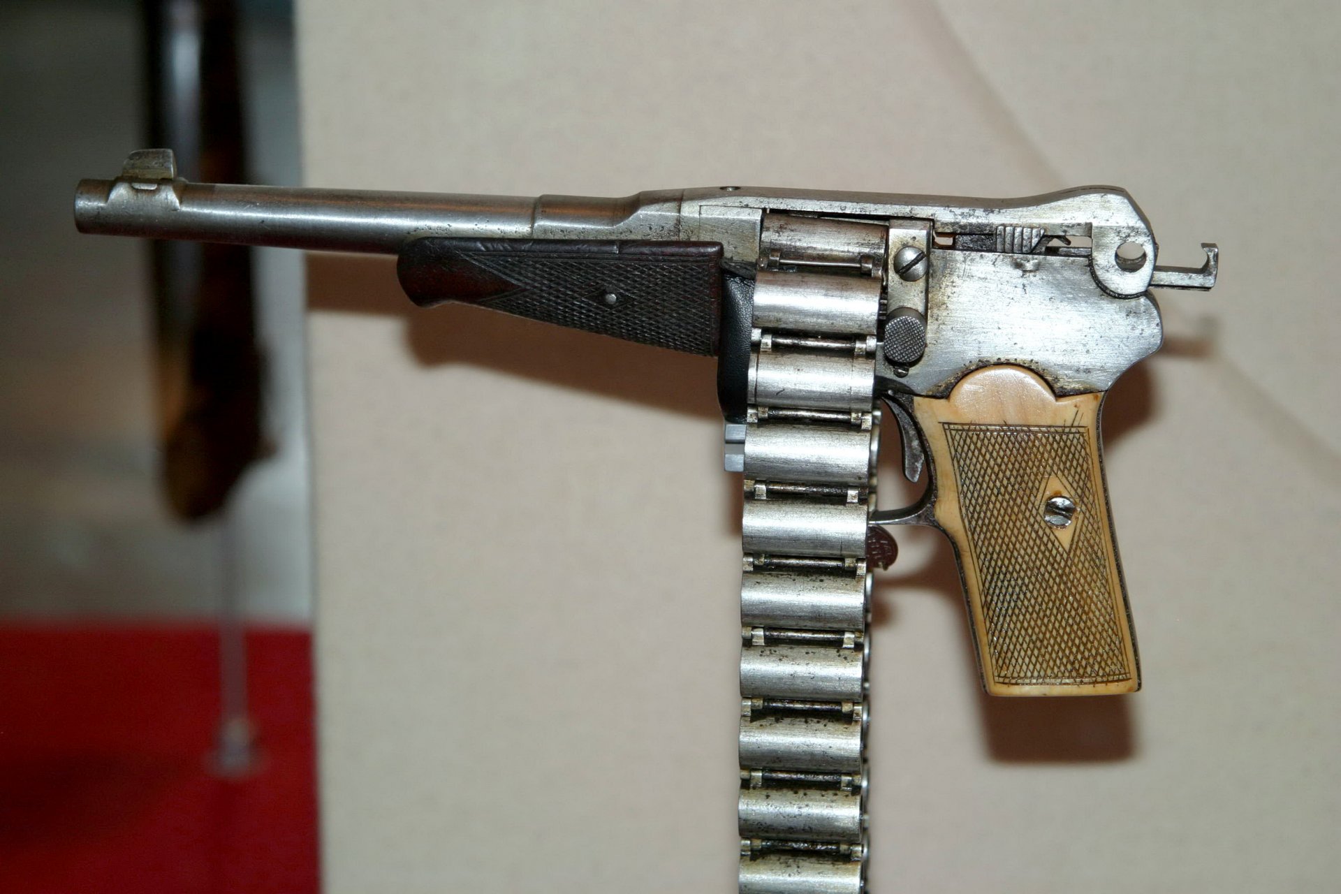 molto interessante arma da fuoco arma funzionante raro modello fatto in casa pistola unico al mondo abbastanza grande calibro nastro alimentazione munizioni originale soluzione alimentazione munizioni mancanza caricatore disponibilità avambraccio corto canna nastro k