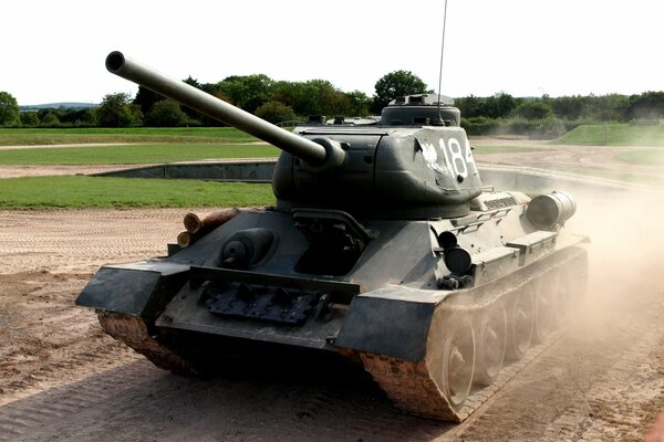 Carro armato sovietico cavalca sulla strada