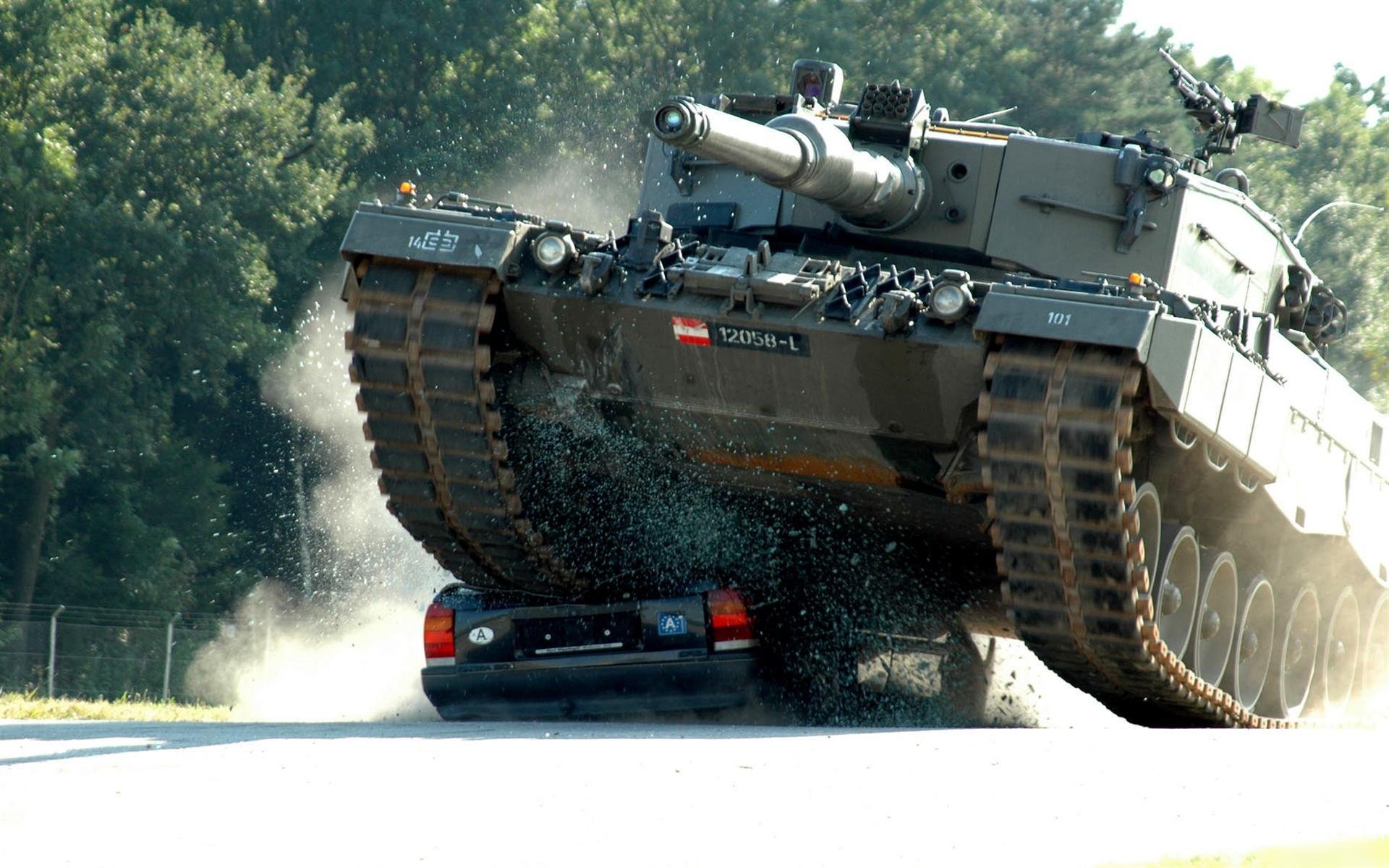 carro armato auto frammenti alberi strada