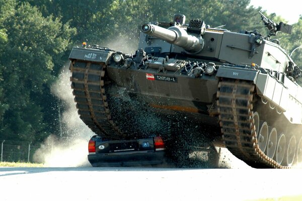 Enorme carro armato schiacciato auto