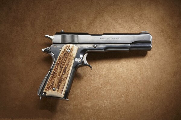 Pistola sul tavolo. Pistole di metallo lucido