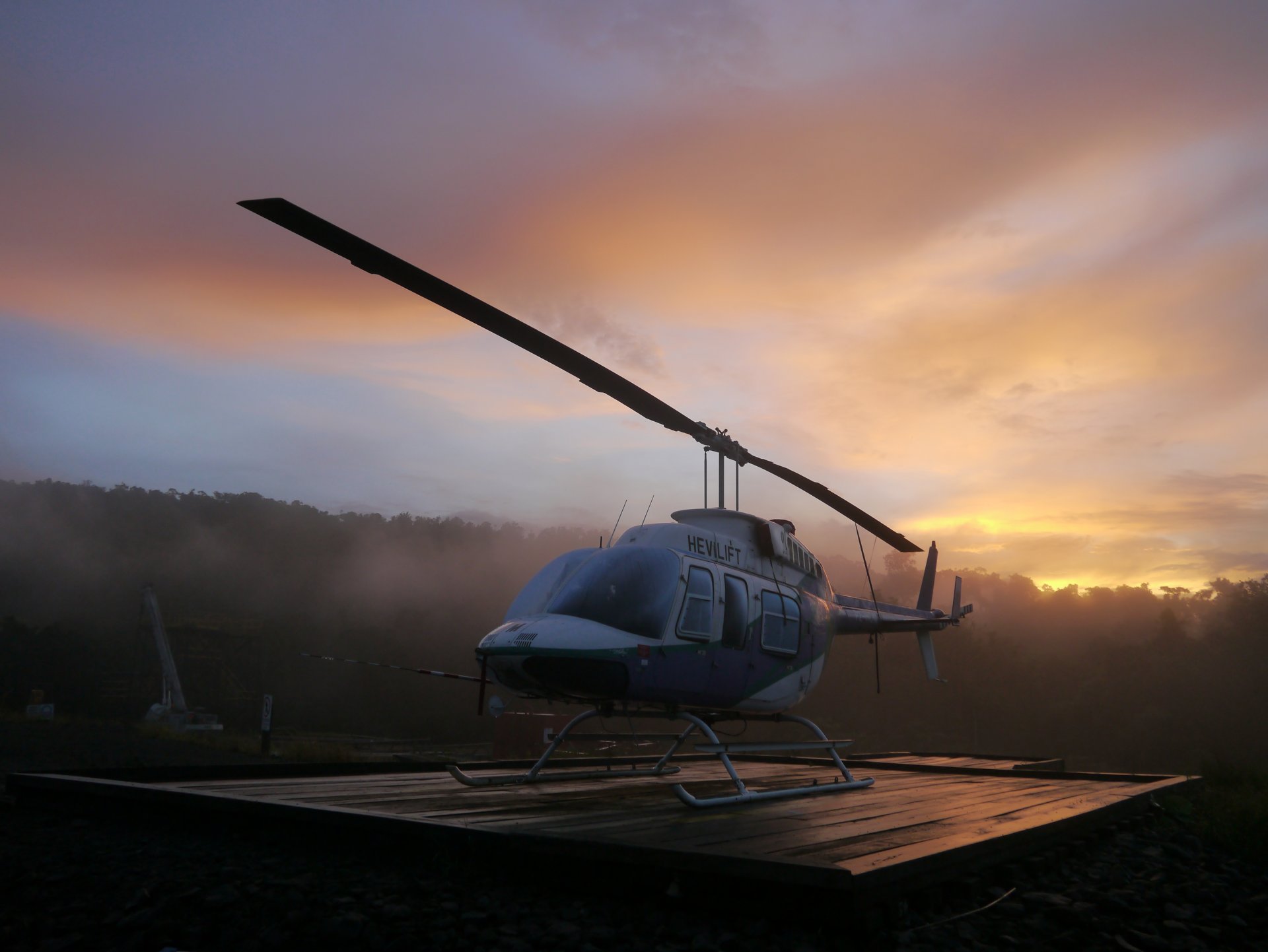 elicottero chopper campana longranger giungla mattina scena png