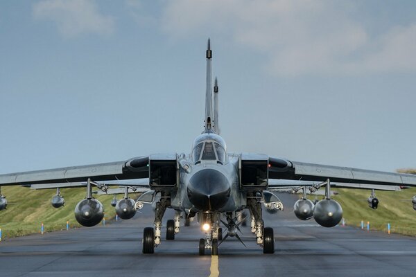 Aereo militare sulla pista
