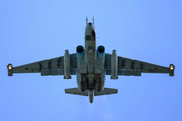 L aereo da attacco subsonico corazzato su-25 vola nel cielo blu
