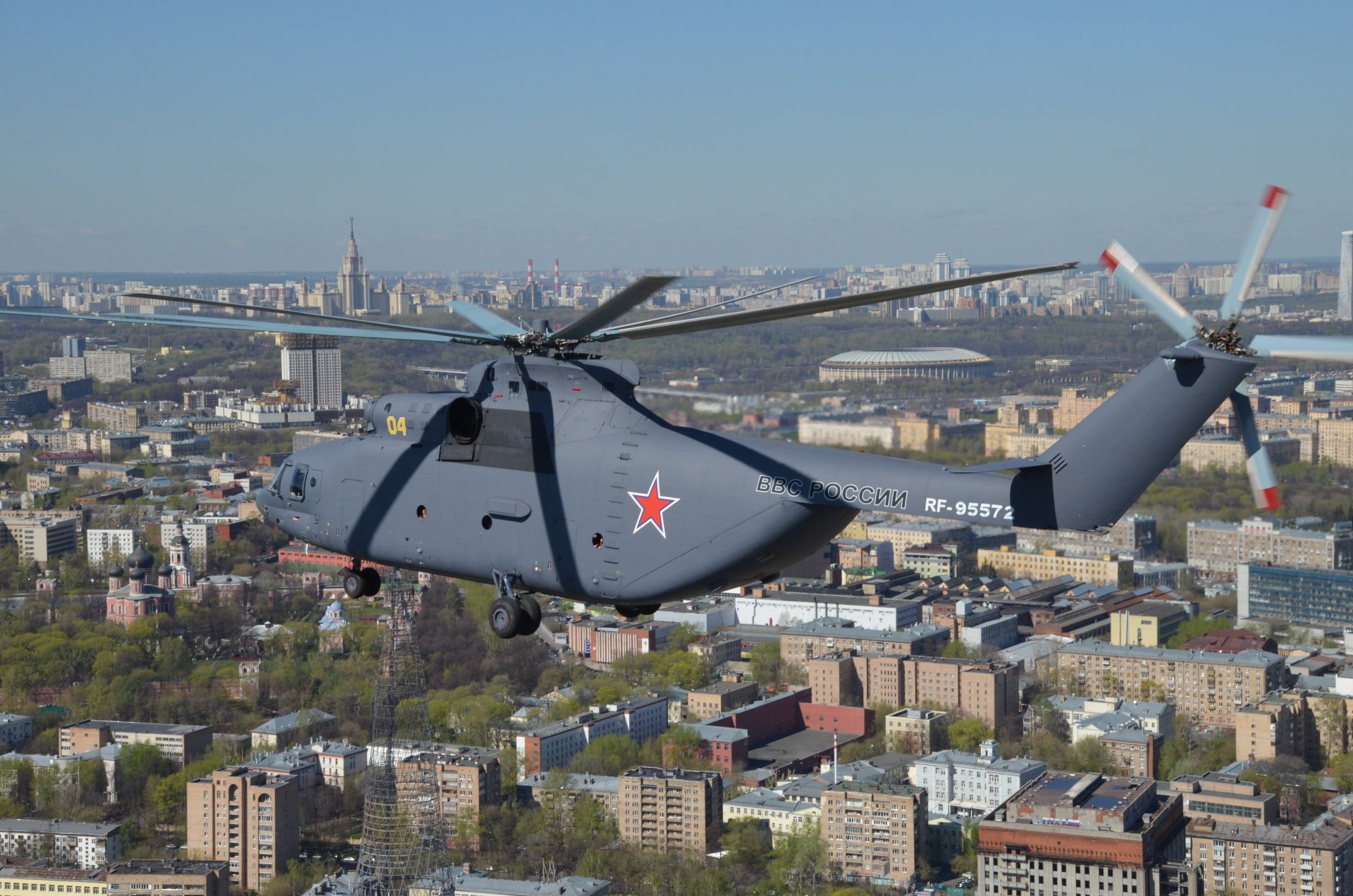 mi-26 air force russa città mosca vista dall alto stalin grattacielo torre shukhova mi-26 russo air force volo elicottero vista popolare stalin grattacielo shukhov