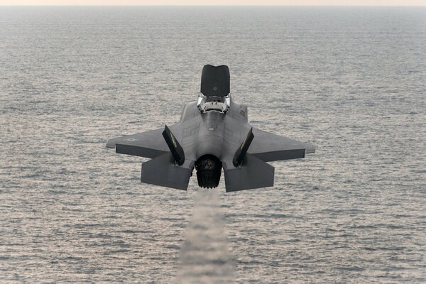 Caccia bombardiere vola sopra il mare