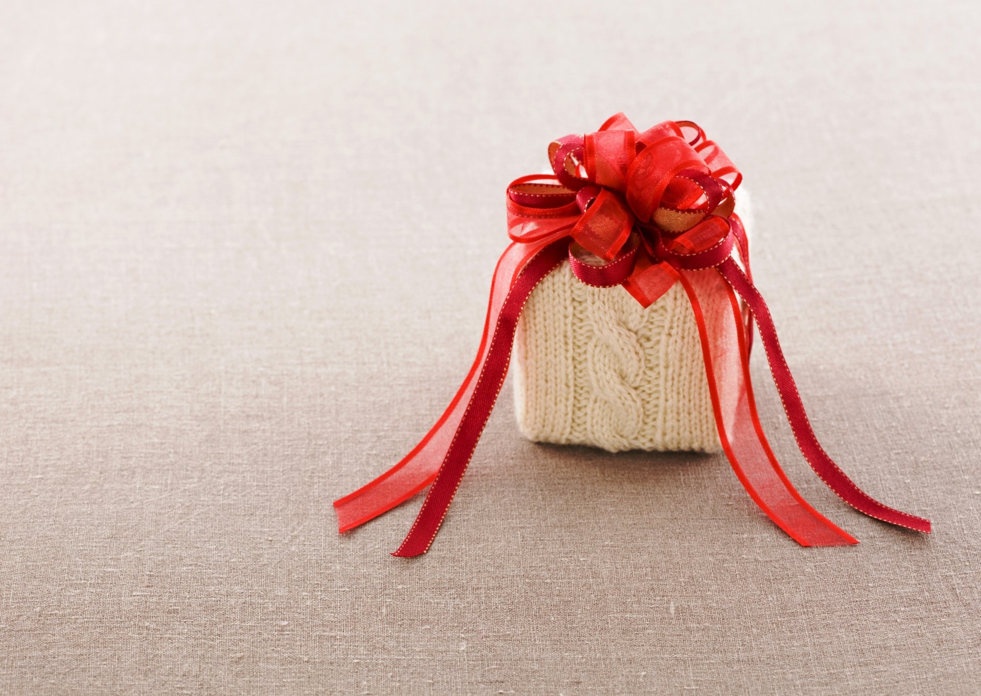 regalo scatola di tessuto lavorato a maglia arco rosso nastro