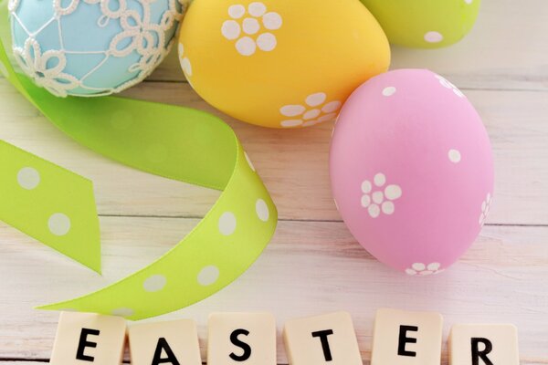 Cartolina di Pasqua con uova dipinte e nastro