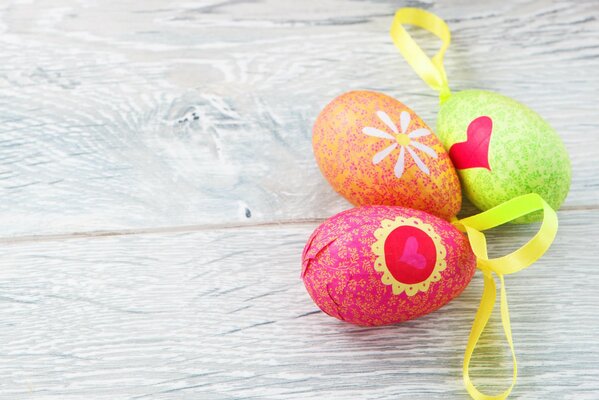 Tre uova di Pasqua su sfondo grigio