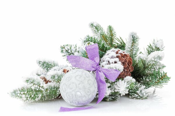 Giocattolo di Natale su un ramo di abete