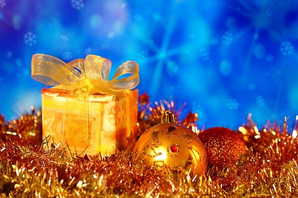 Regalo giallo brillante e decorazioni natalizie