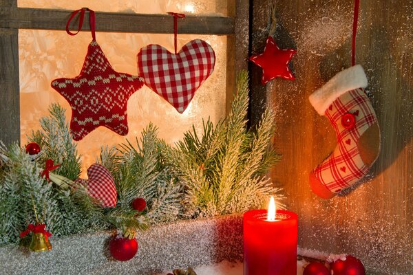 Finestra di Natale decorata innevata