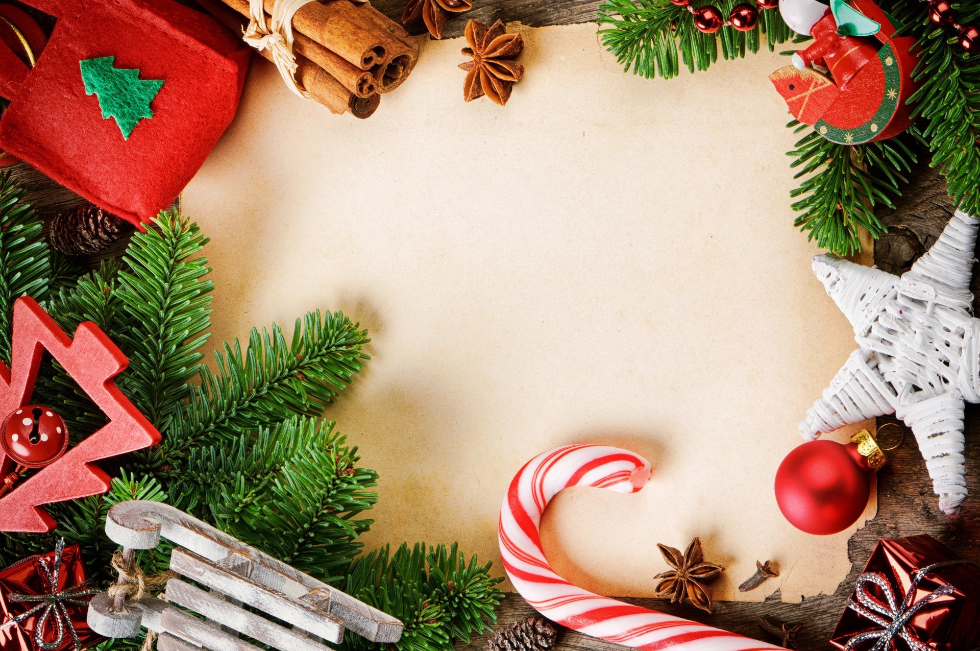rami decorazioni natalizie palle stella cannella anice stellato scatola pigna garofano