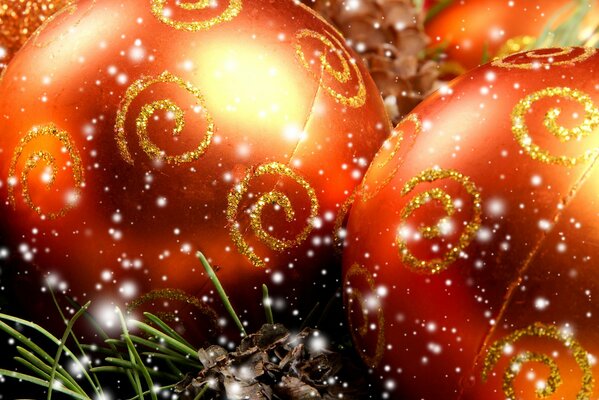 Palline di Natale rosse con spirali dorate