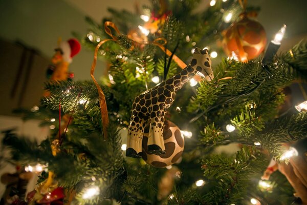 Giocattoli di Natale e ghirlande sull albero di Natale bruciano