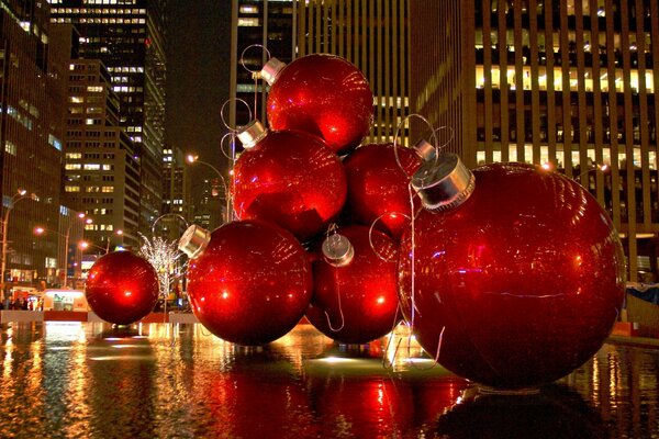 La strada è decorata con enormi palle di Natale rosse