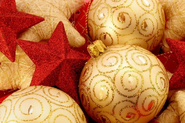 Palline dorate con stelle rosse