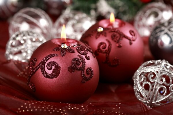 Candele di Natale e palle di Natale