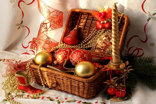 Cesto con giocattoli e nastri di Natale