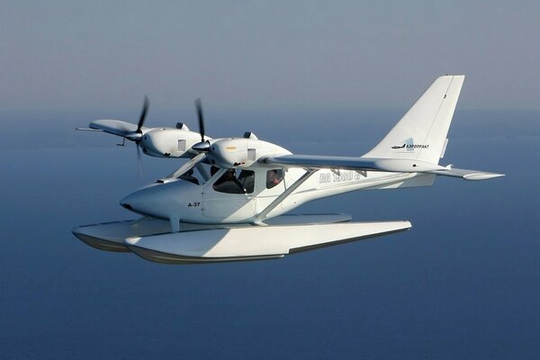 Idrovolante a-37 in volo sul mare