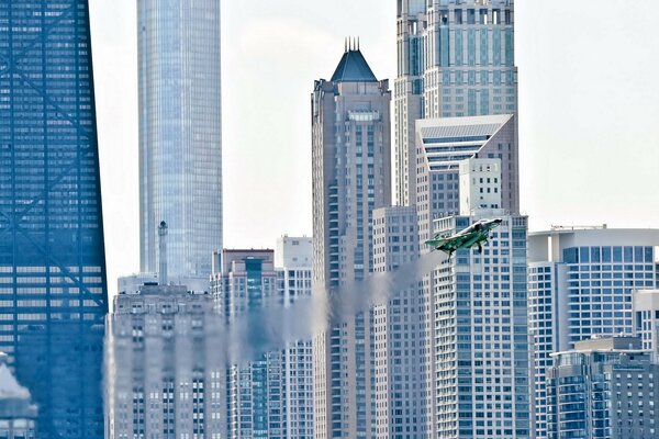 All interno della città, un combattente esegue meraviglie acrobatiche