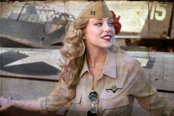 Ragazza in forma di aviatore sorridente