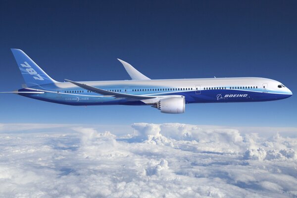 Aereo blu che vola sopra le nuvole