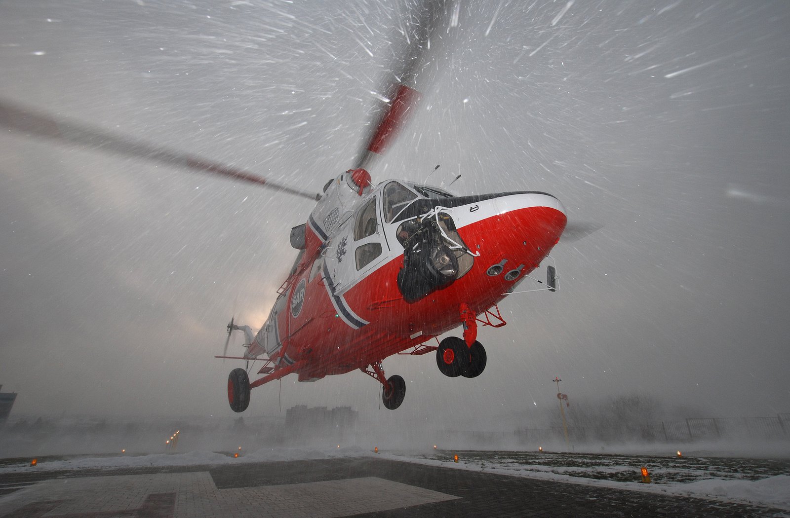 elicottero decollo neve