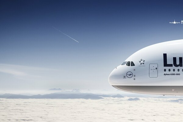L aereo Boeing a 380 si libra sopra le nuvole
