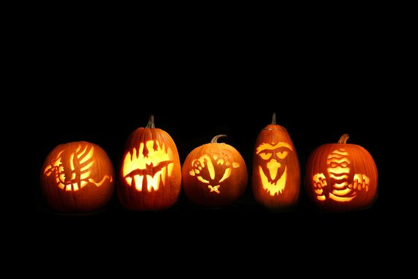 Zucche di Halloween luminose con disegni diversi