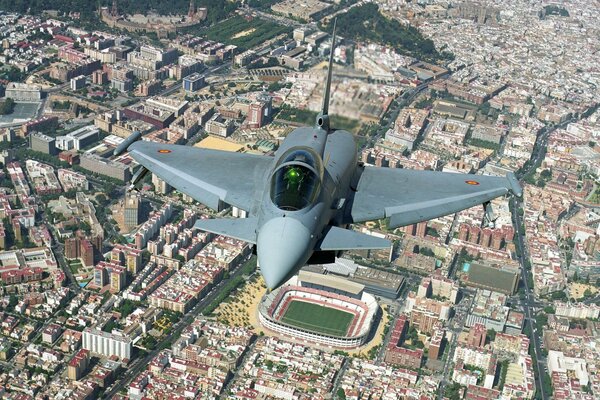 Carta da parati di volo di caccia sulla città