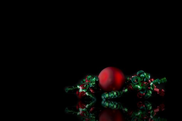Giocattoli di Natale su sfondo nero