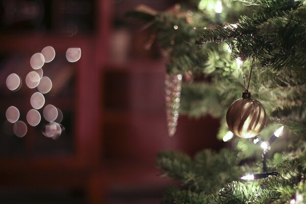 Cono giocattolo su un ramo di un albero di Natale