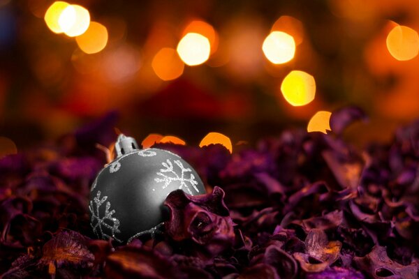 Palla di Natale su un bellissimo sfondo