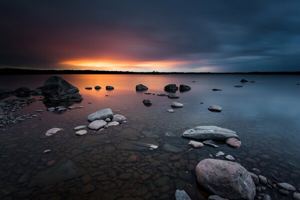 Alba sul mare, pietre costiere