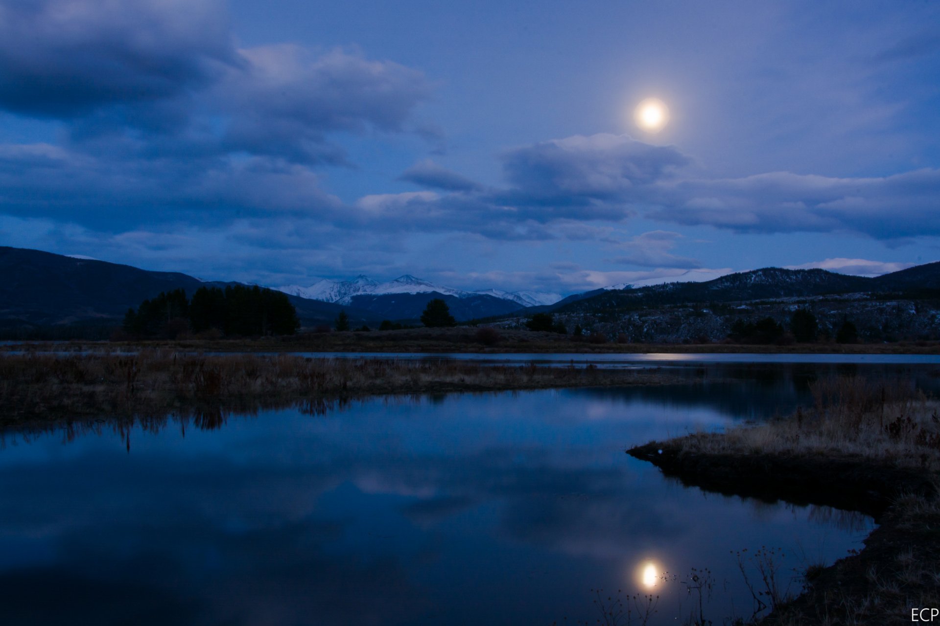 paesaggio notte luna luminosa splende cielo nuvole