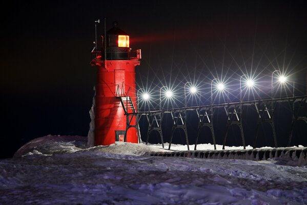 Faro notturno tra la neve in inverno