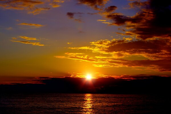 Il sole tramonta nel mare caldo