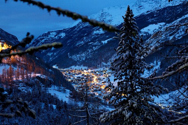 Inverno nelle montagne alpine in Svizzera