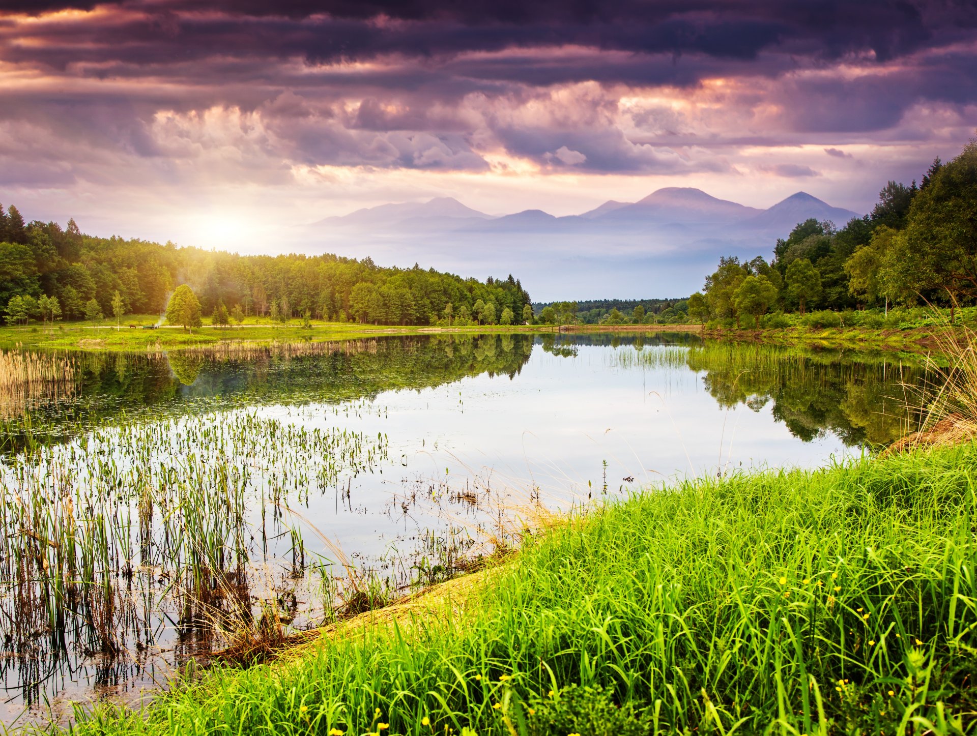 natura paesaggio lago acqua erba alberi verde montagne cielo tramonto nuvole