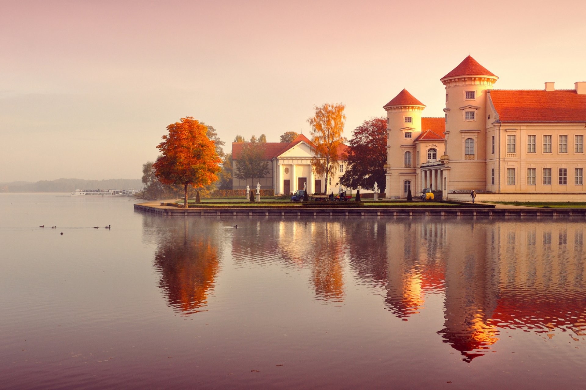 germania autunno edifici persone alberi foglie arancione giallo acqua riflessione mattina nebbia natura paesaggio