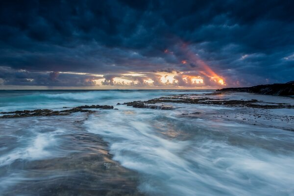Tramonto tra le nuvole sullo sfondo dell oceano
