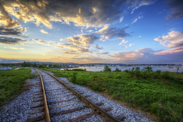 Ferrovia e tramonto