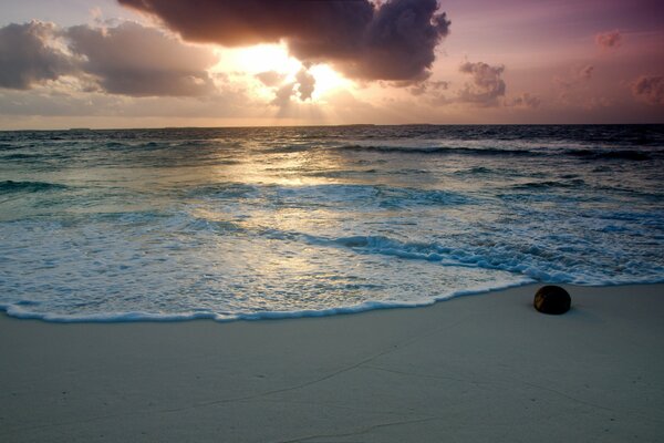 Spiaggia di mare al tramonto con le nuvole