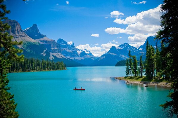 Lago blu elegante nelle montagne del Canada
